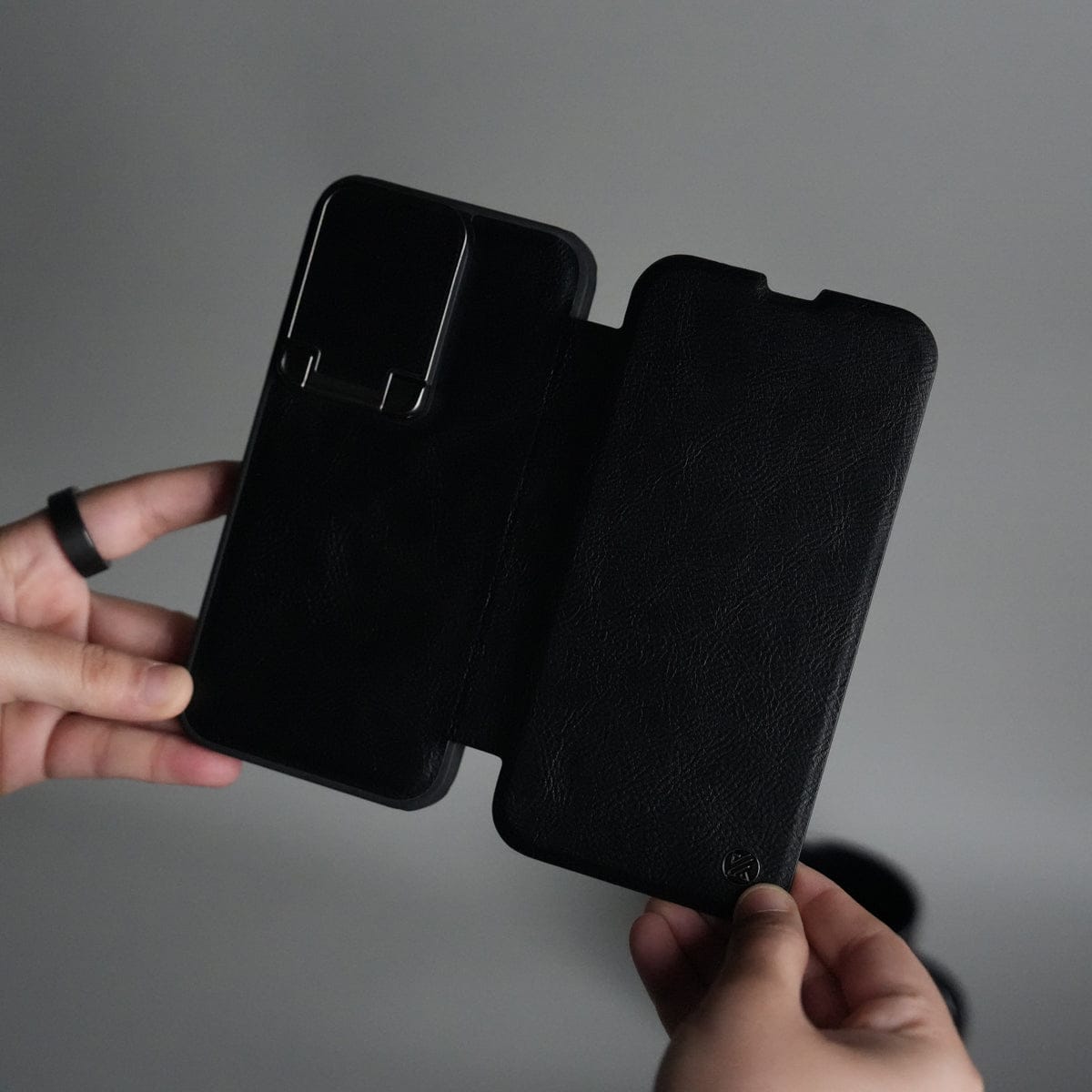 iPhone 15 Series Flip Case With Metal Camera Stand
