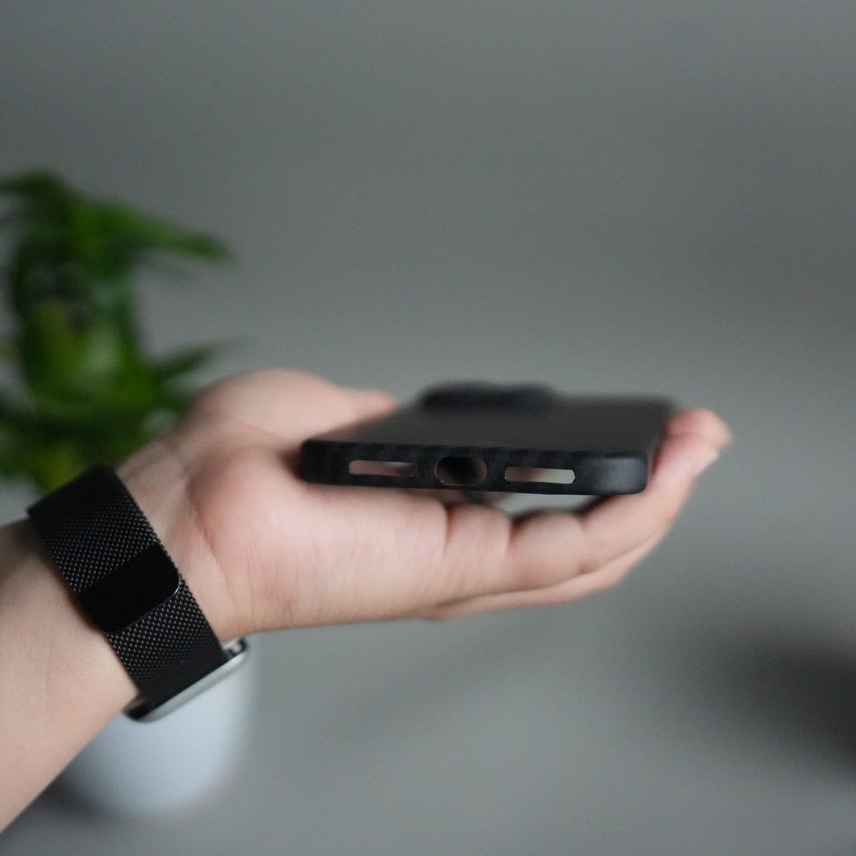 iPhone 16 Series Carbon Fiber Slim Case | Ultra-Thin Magnetic Charging Ring Cover