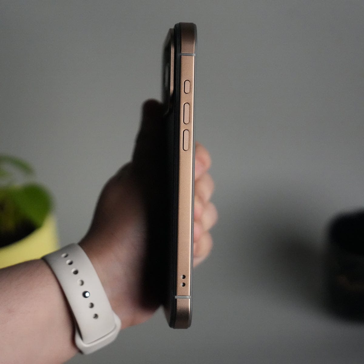 iPhone 17 Pro Carbon Fiber Texture Design Side Bumper MagSafe Case Cover