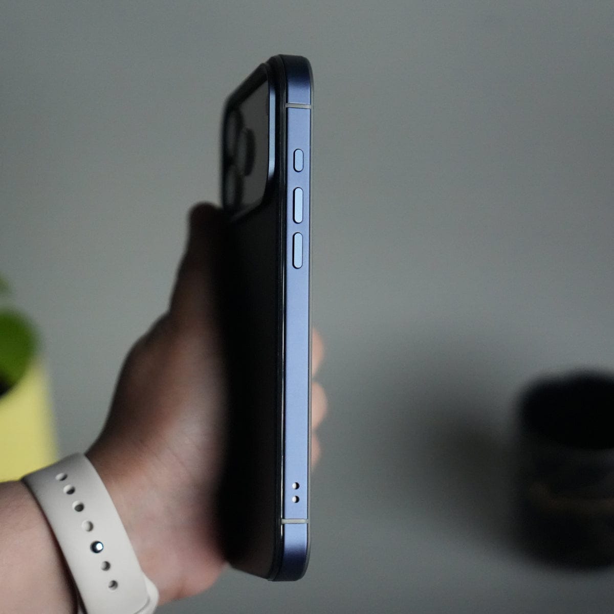 iPhone 17 Pro Carbon Fiber Texture Design Side Bumper MagSafe Case Cover