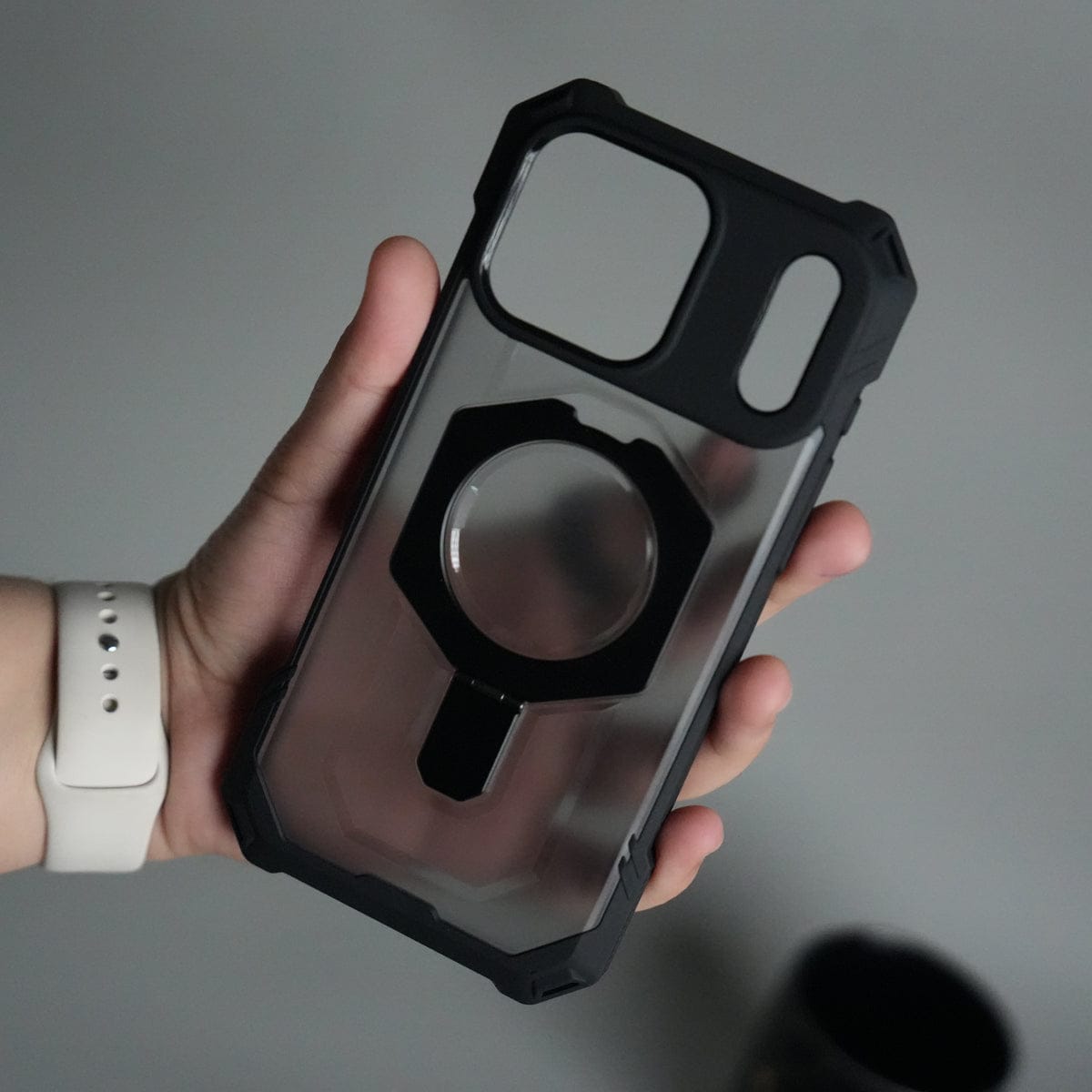 iPhone 17 Pro – Rugged Armor MagSafe Case with Metal Kickstand