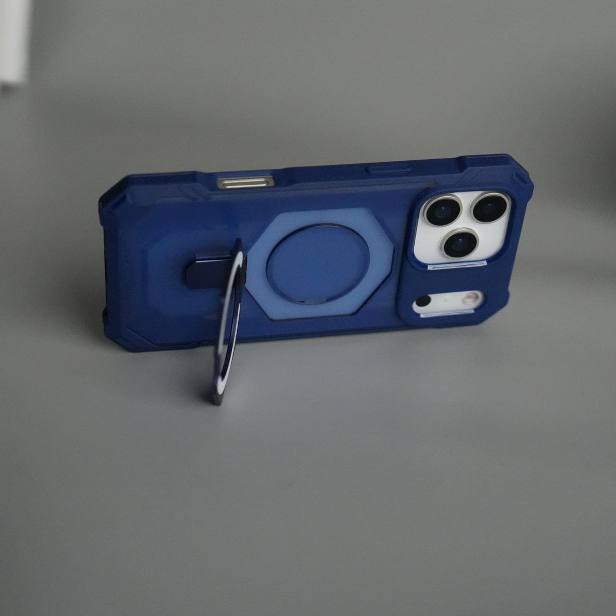 iPhone 17 Pro – Rugged Armor MagSafe Case with Metal Kickstand