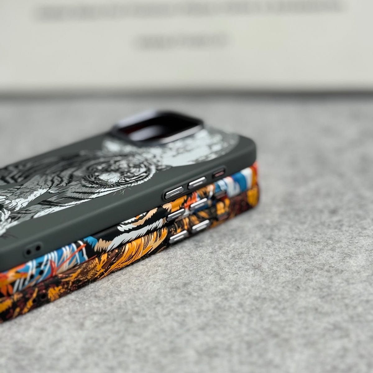 iPhone Series Carbon Fiber Texture Tiger Lion Design Hard Pc MagSafe Case Cover